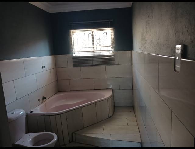 3 BEDROOM HOUSE FOR SALE IN SESHEGO E